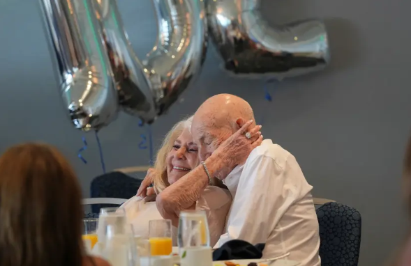 معمر أمريكى يحتفل بعيد ميلاده الـ 102  (2)