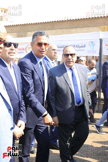 الدكتور شريف فاروق وزير التموين يطمئن على توافر السلع بسوق اليوم الواحد بالجمالية الدكتور شريف فاروق وزير التموين يطمئن على توافر السلع بسوق اليوم الواحد بالجمالية