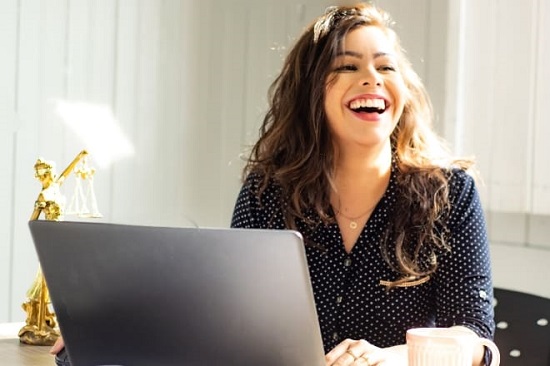 فتاة تضحك فتاة تضحك