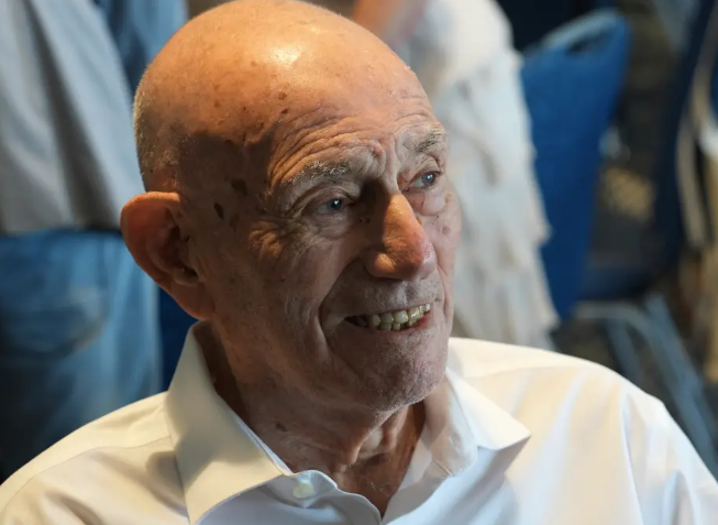 معمر أمريكى يحتفل بعيد ميلاده الـ 102  (3)