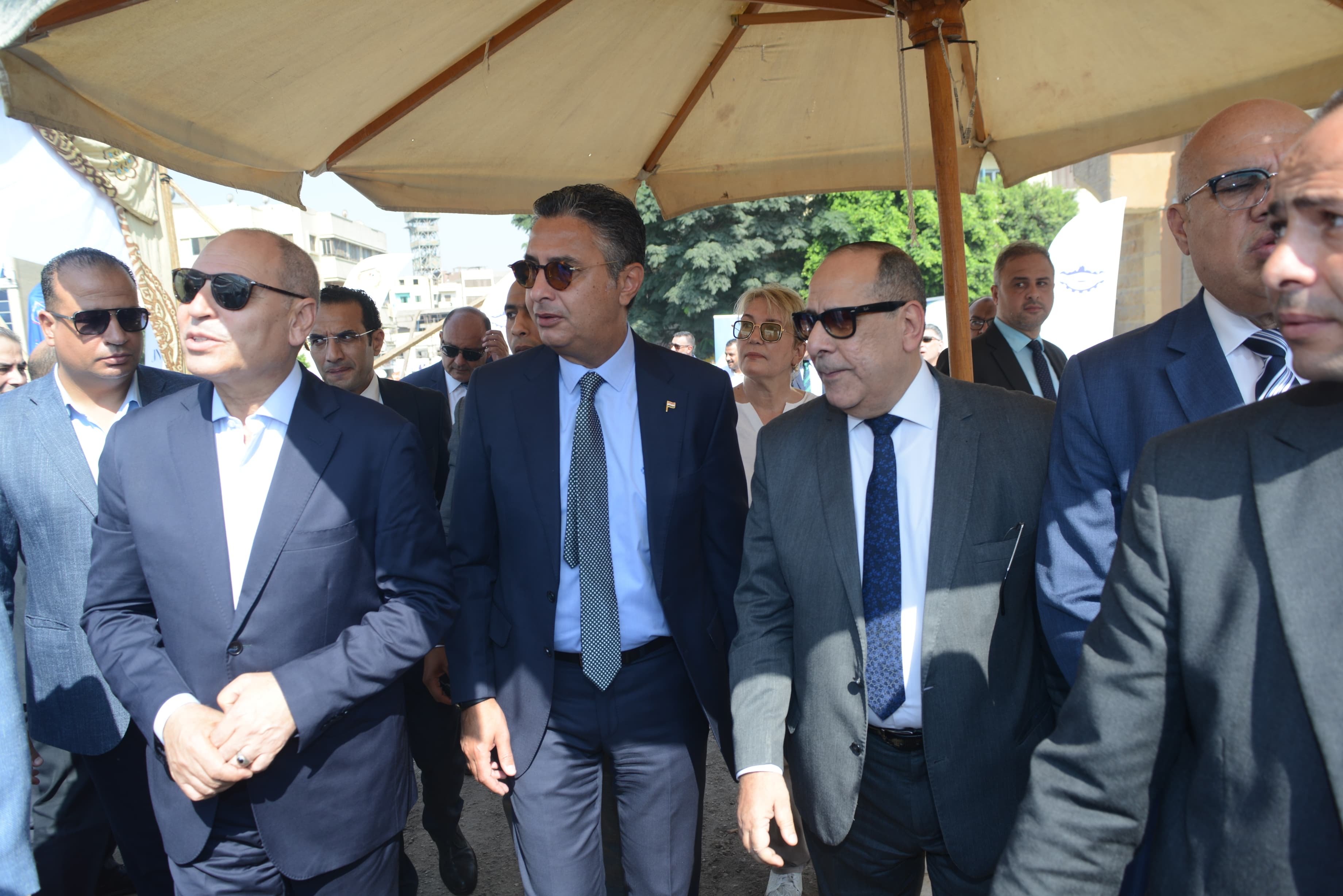 الدكتور شريف فاروق وزير التموين يتفقد سوق اليوم الواحد بمنطقة الجمالية