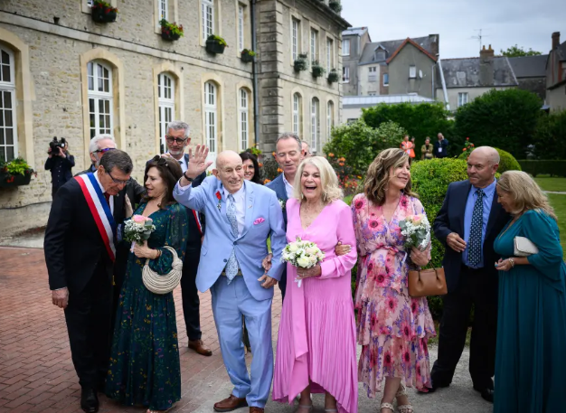 معمر أمريكى يحتفل بعيد ميلاده الـ 102  (1)