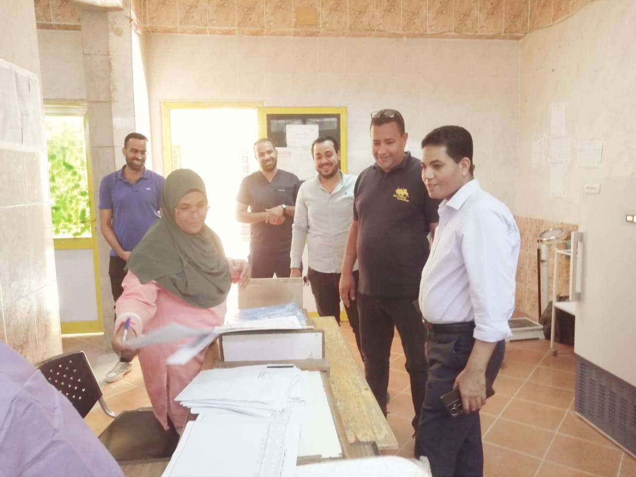 وكيل صحة الأقصر يتابع المبادرات الرئاسية ويحيل المتغيبين للشئون القانونية