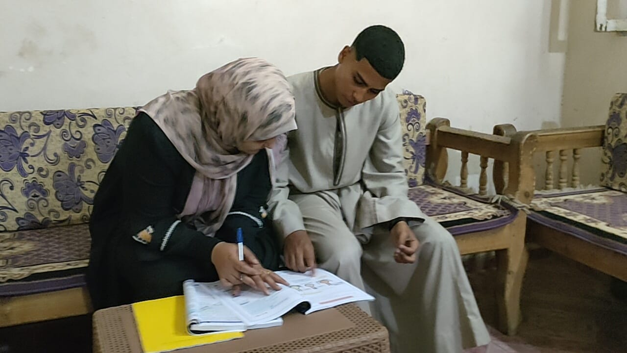 الام والابن يذاكران الام والابن يذاكران