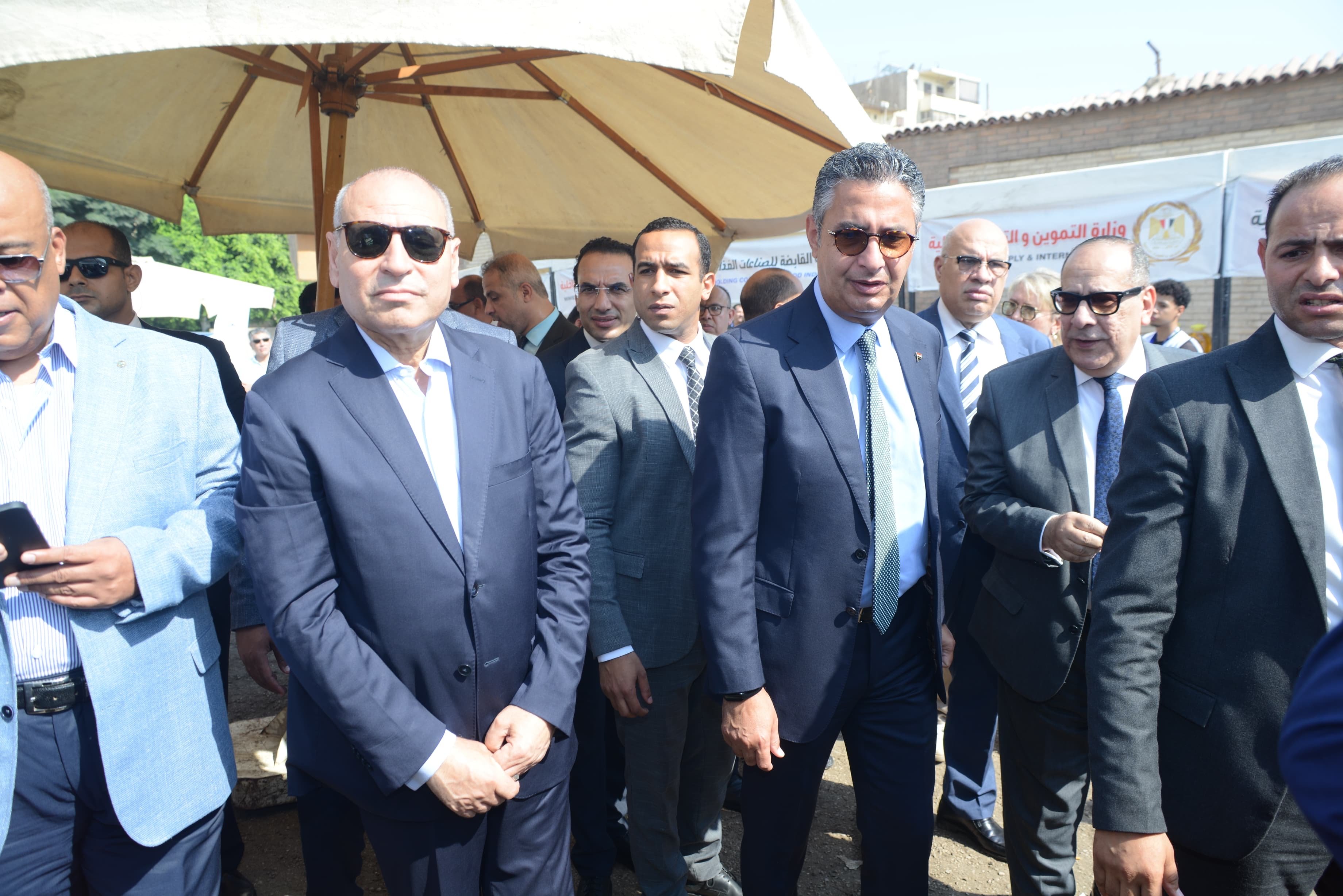 الدكتور شريف فاروق وزير التموين يطمئن على توافر السلع بسوق اليوم الواحد بالجمالية