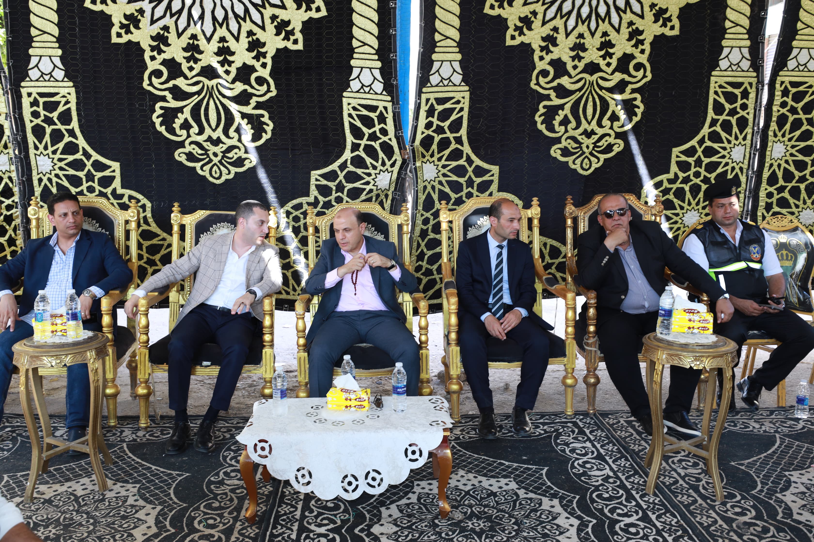 محافظ كفرالشيخ يقدم واجب العزاء في والد مدير مراسم الديوان