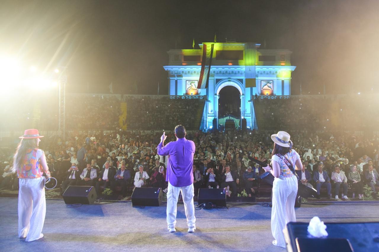 إيهاب توفيق يحيى أولى ليالى المهرجان الصيفي للأوبرا في إستاد الإسكندرية (4)