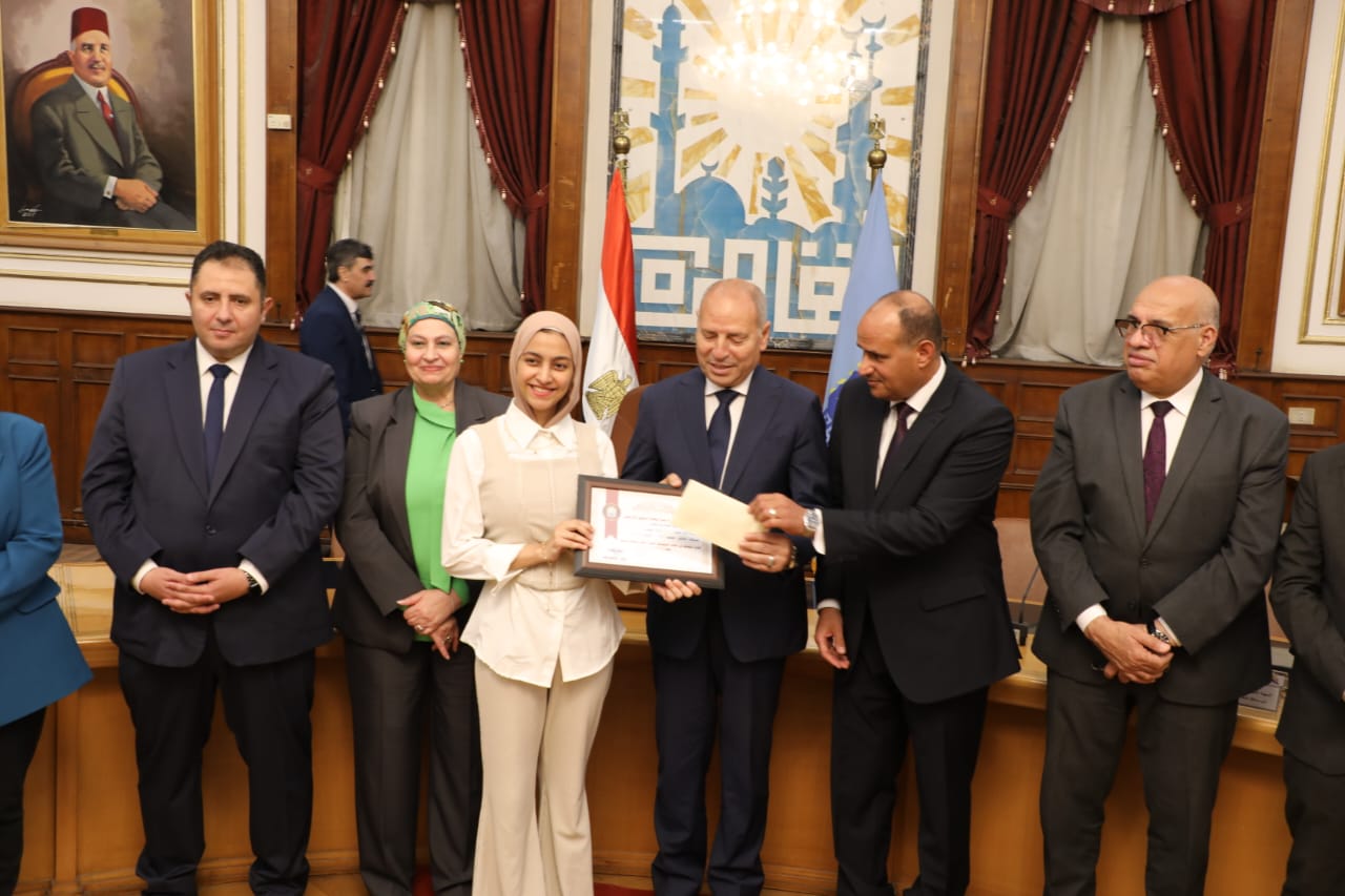 المحافظ خلال تكريم أوائل