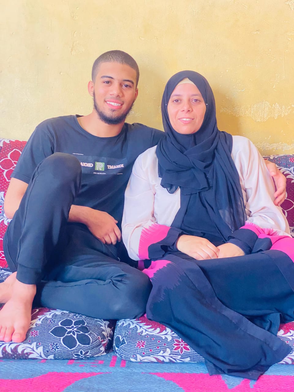 خالد مع والدته خالد مع والدته