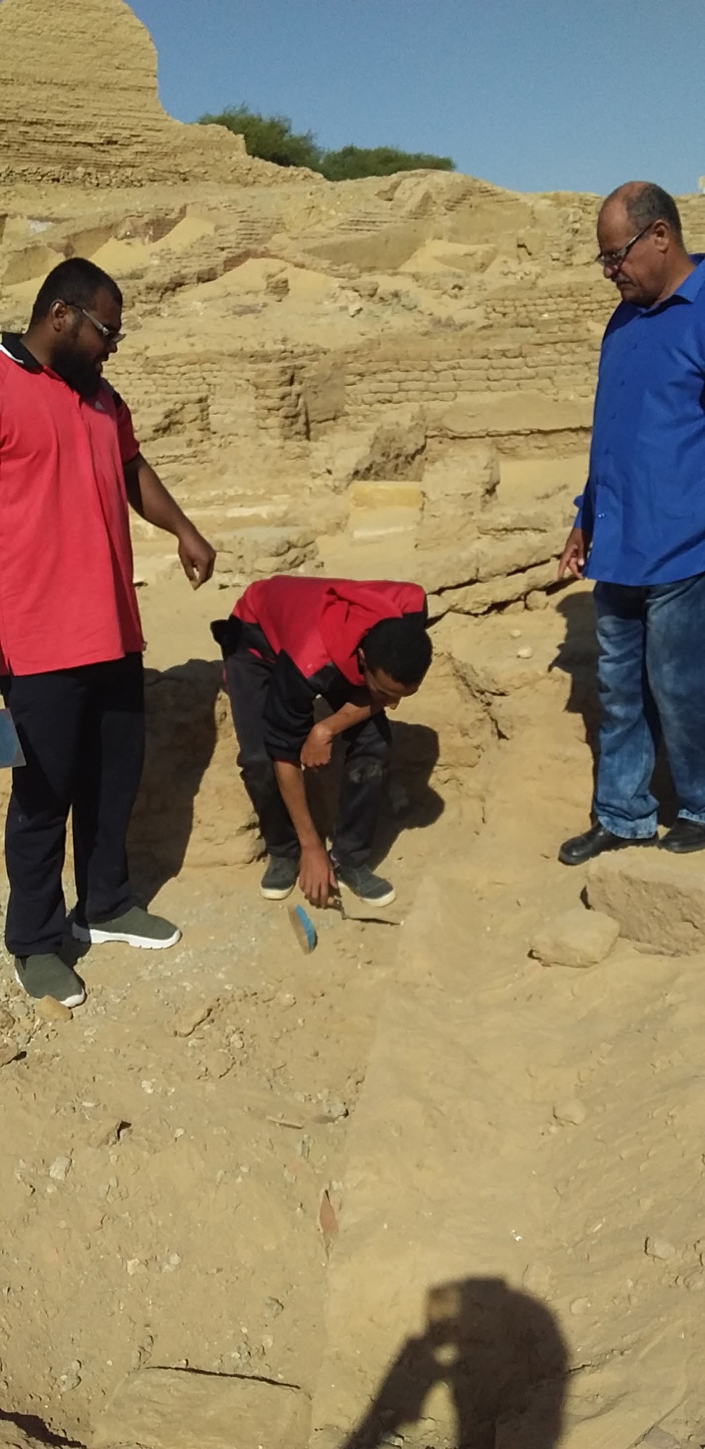 اثناء عمل المسح والتنقيب