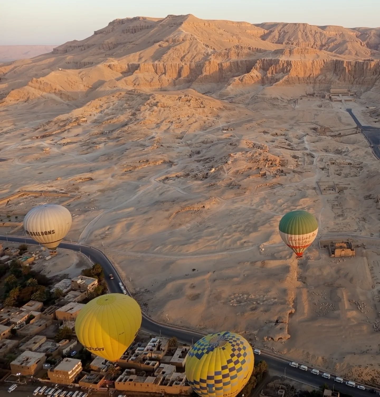 تحليق 44 رحلة بالون طائر تقل على متنها 850 سائح من دول العالم تحليق 44 رحلة بالون طائر تقل على متنها 850 سائح من دول العالم