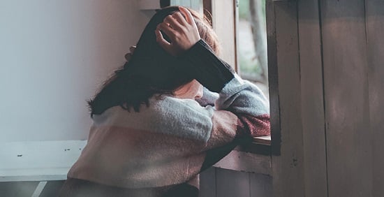 فتاة تجلس وحدها فتاة تجلس وحدها