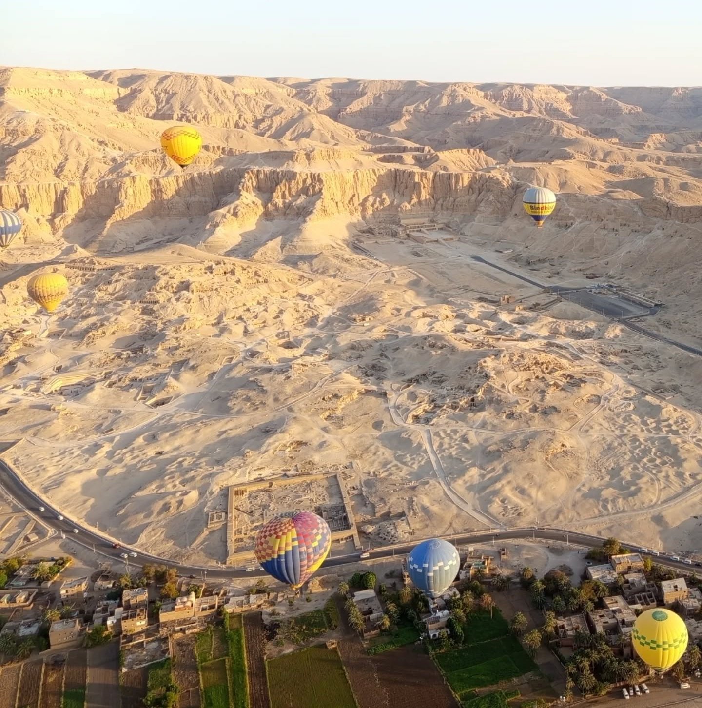 الأقصر تشهد تحليق 44 رحلة بالون طائر تقل على متنها 850 سائح الأقصر تشهد تحليق 44 رحلة بالون طائر تقل على متنها 850 سائح