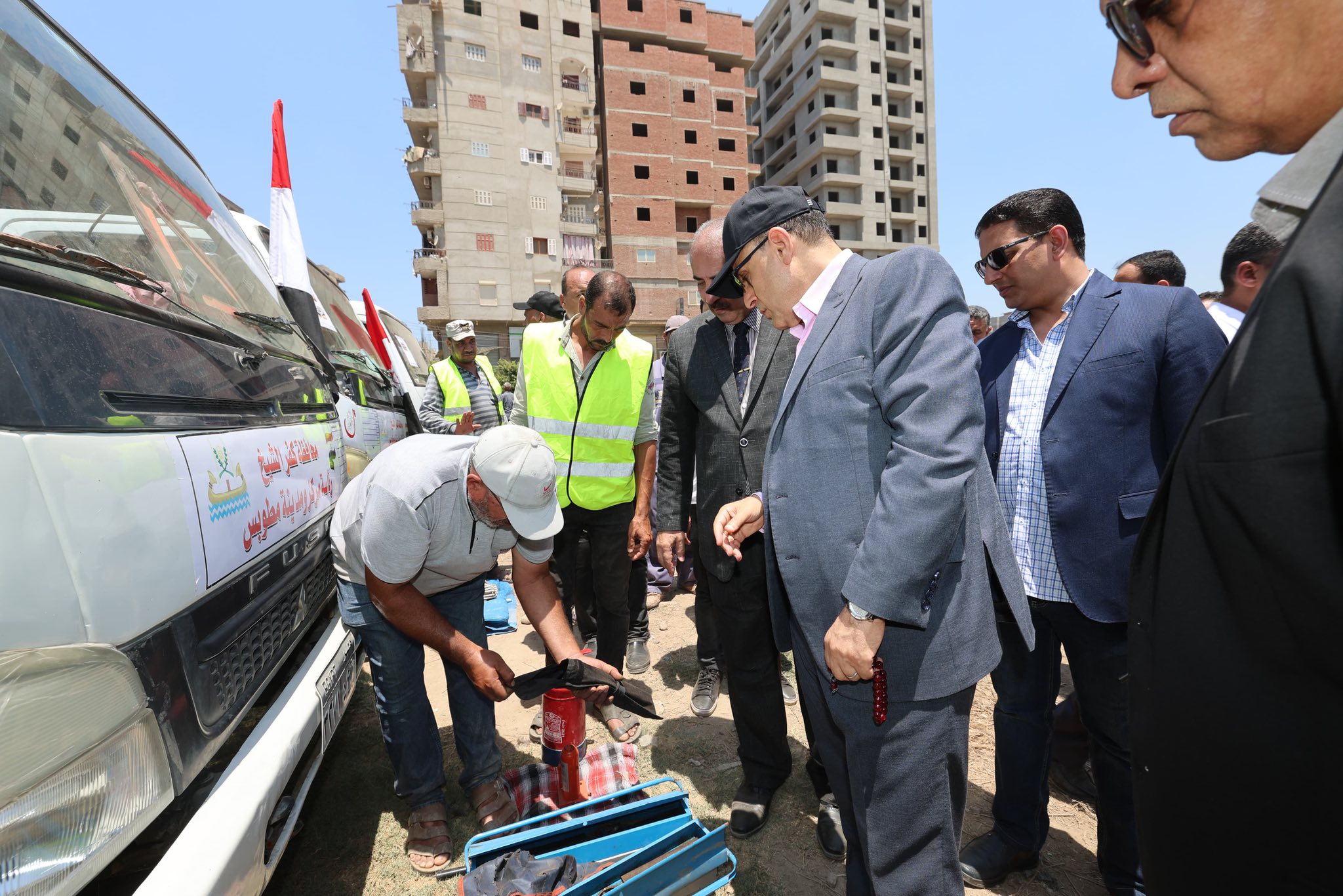 جانب من تفقد محافظ كفر الشيخ لإصطفاف المعدات جانب من تفقد محافظ كفر الشيخ لإصطفاف المعدات