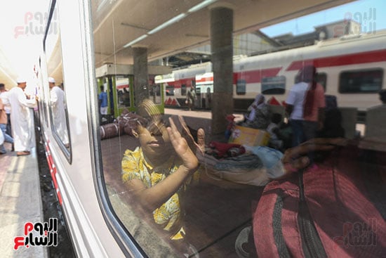 انطلاق قطار عودة السودانيين طواعية من محطة مصر إلى أسوان (25)