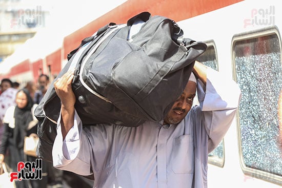 انطلاق قطار عودة السودانيين طواعية من محطة مصر إلى أسوان (26)