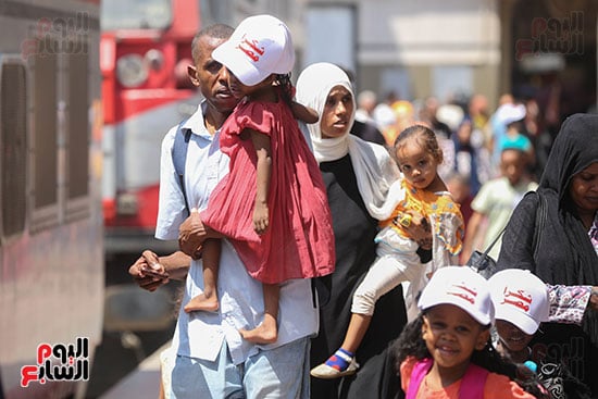 انطلاق قطار عودة السودانيين طواعية من محطة مصر إلى أسوان (32)