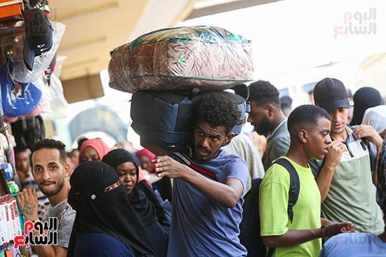 انطلاق قطار عودة السودانيين طواعية من محطة مصر إلى أسوان (15)