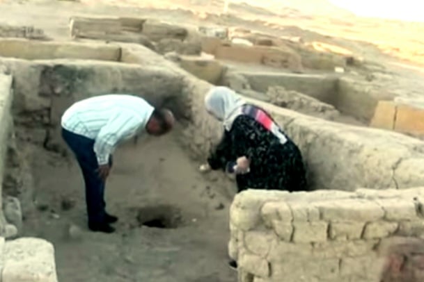 رئيس البعثة أثناء العمل 