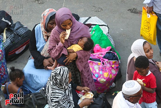 انطلاق قطار عودة السودانيين طواعية من محطة مصر إلى أسوان (6)