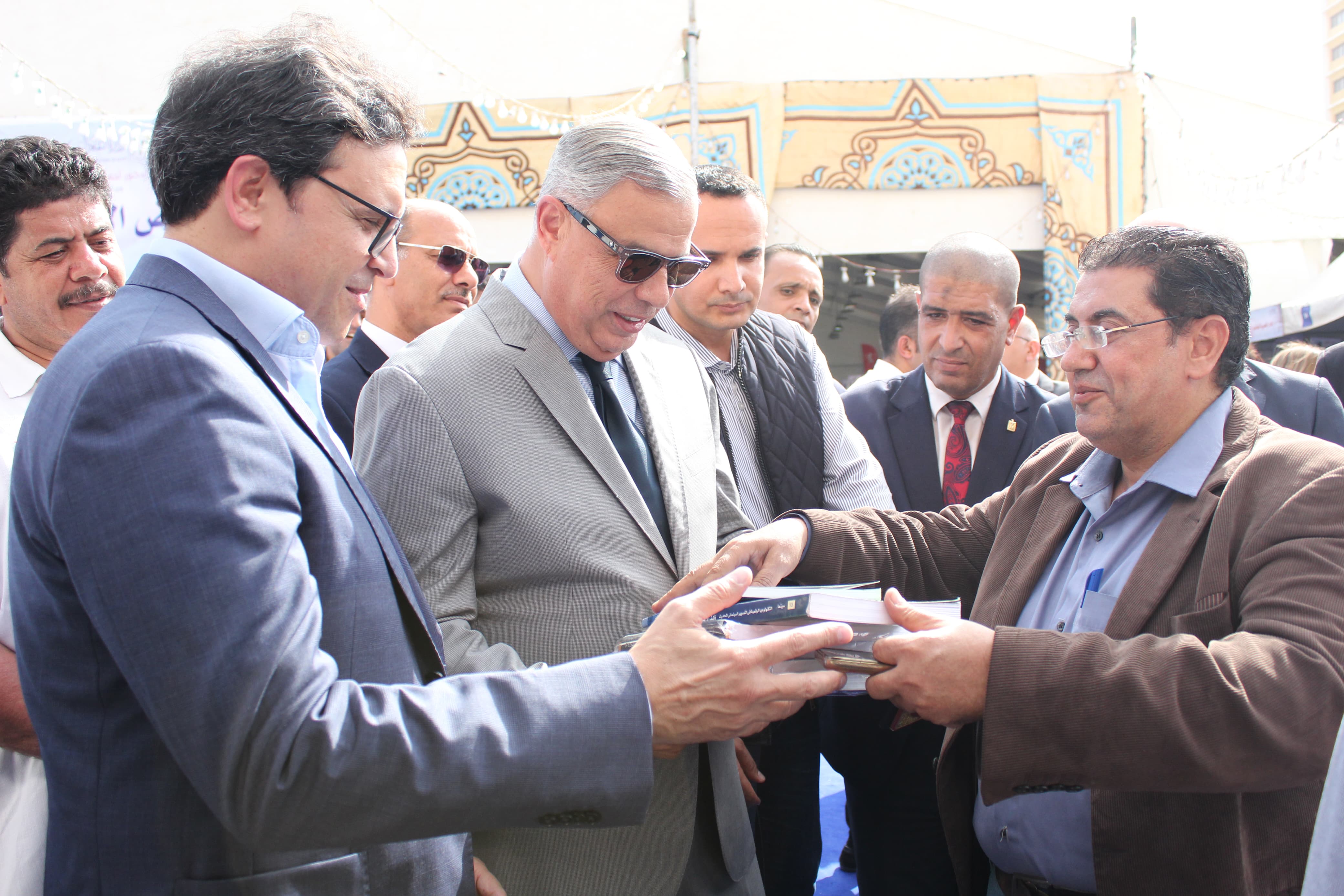 وزير الثقافة ومحافظ الإسكندرية يفتتحان الدورة العاشرة لمعرض الإسكندرية للكتاب (2)