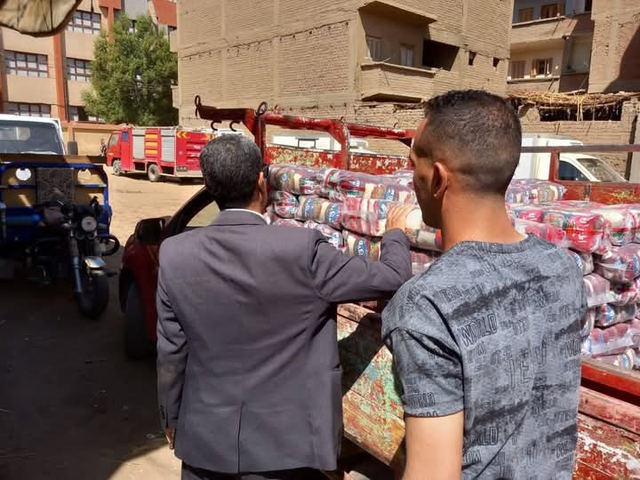 وكيل تموين سوهاج يراجع السلع وكيل تموين سوهاج يراجع السلع