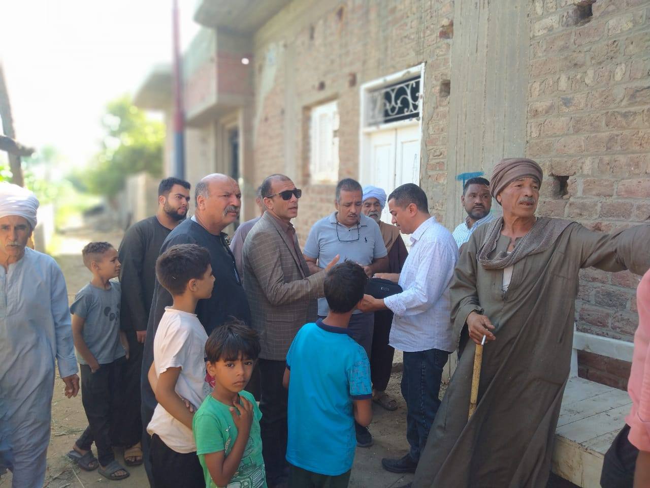 مع الاهالى بالقرية مع الاهالى بالقرية