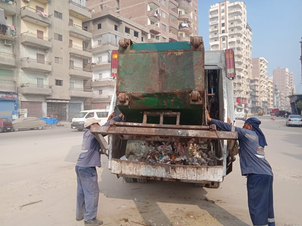 تفريغ الصناديق من القمامة