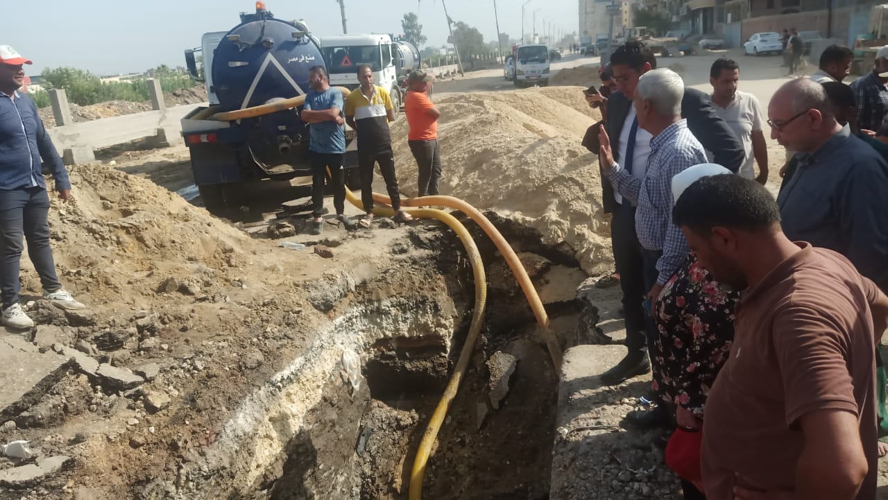 إصلاح كسر خط المياه الرئيسي بالمنصورة (2)