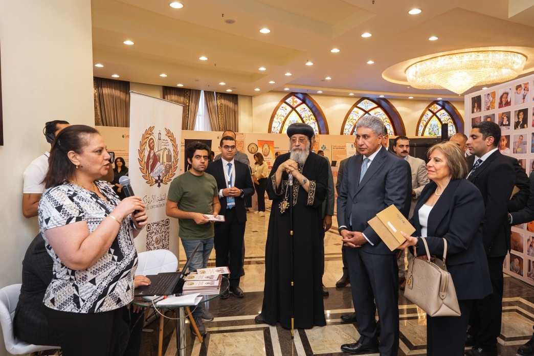 استماع قداسة البابا والوزير لشرح القائمة على المؤتمر