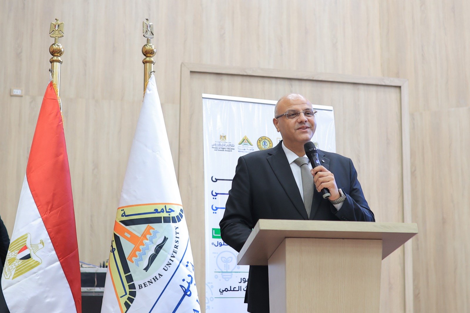 القيادات والحضور خلال افتتاح المؤتمر (4)