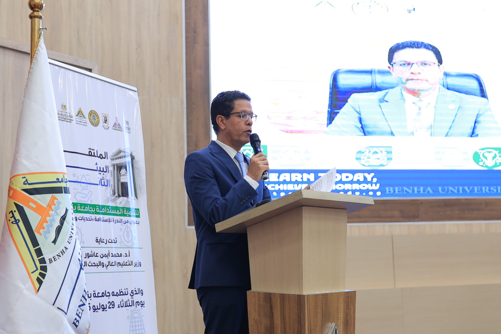 القيادات والحضور خلال افتتاح المؤتمر (1)