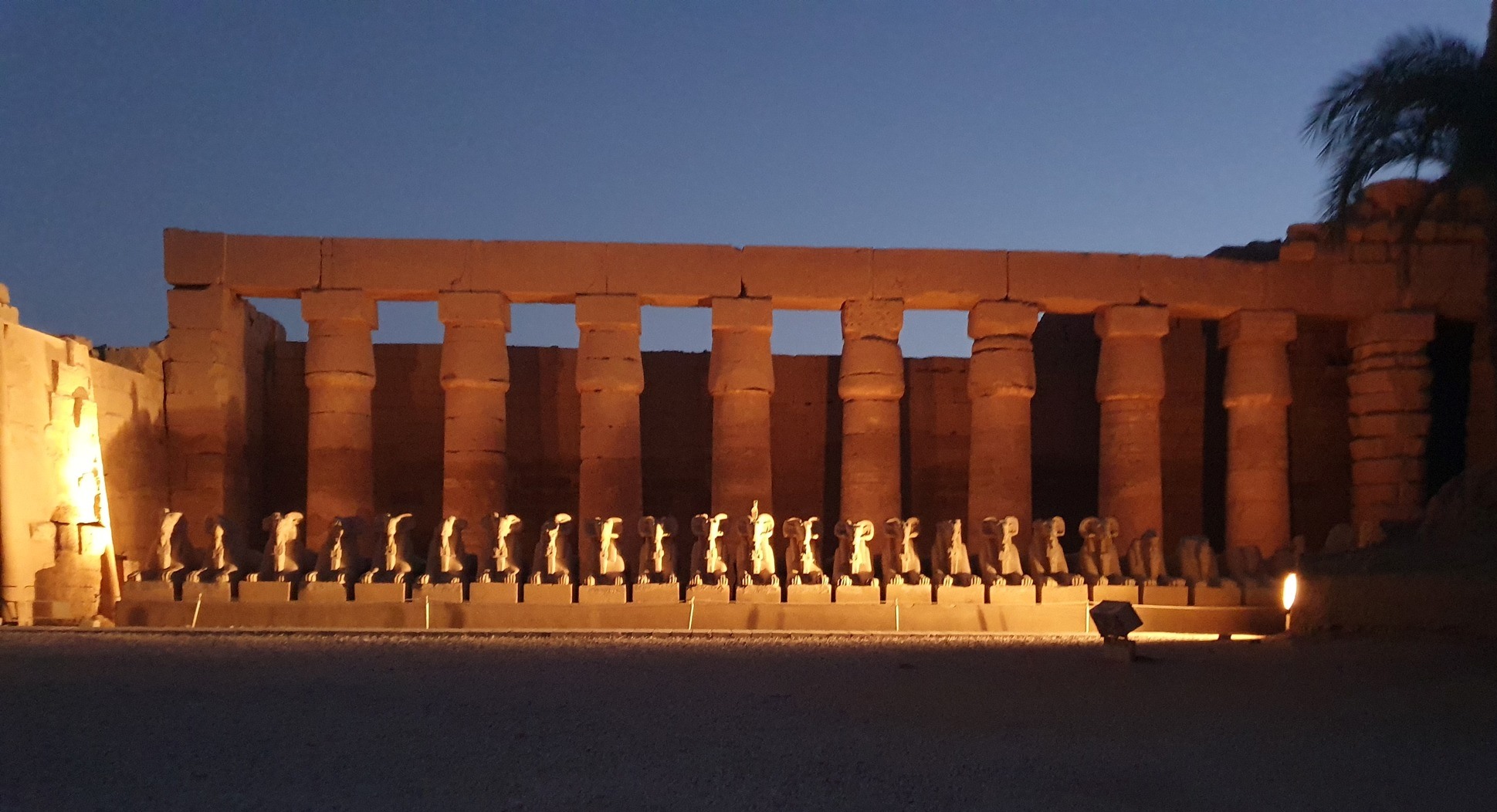 عروض الصوت والضوء الصيفية تبهر سياح العالم في معابد الكرنك