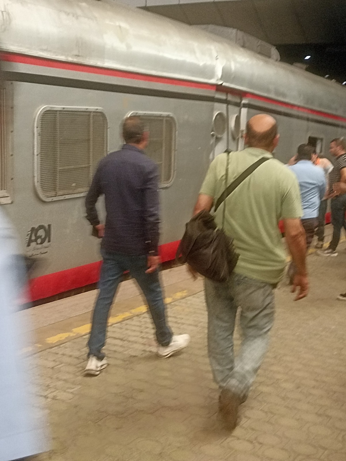 القطار على الرصيف وتضرر العربة القطار على الرصيف وتضرر العربة