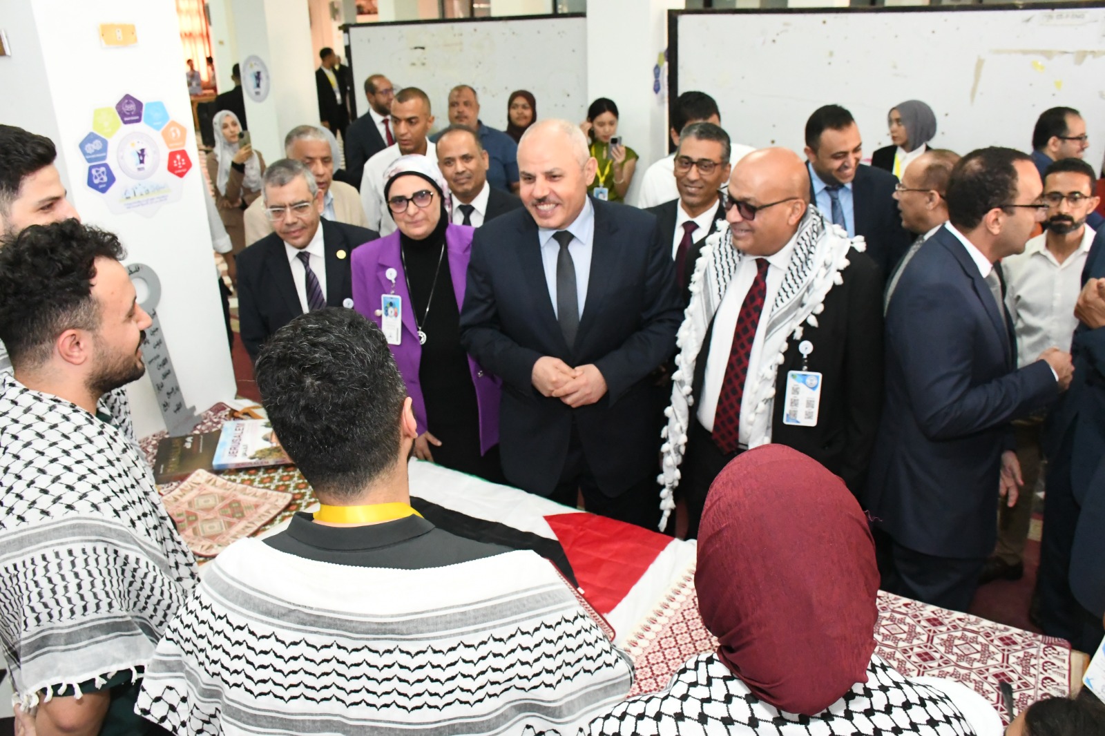 رئيس الجامعة ومرافقيه