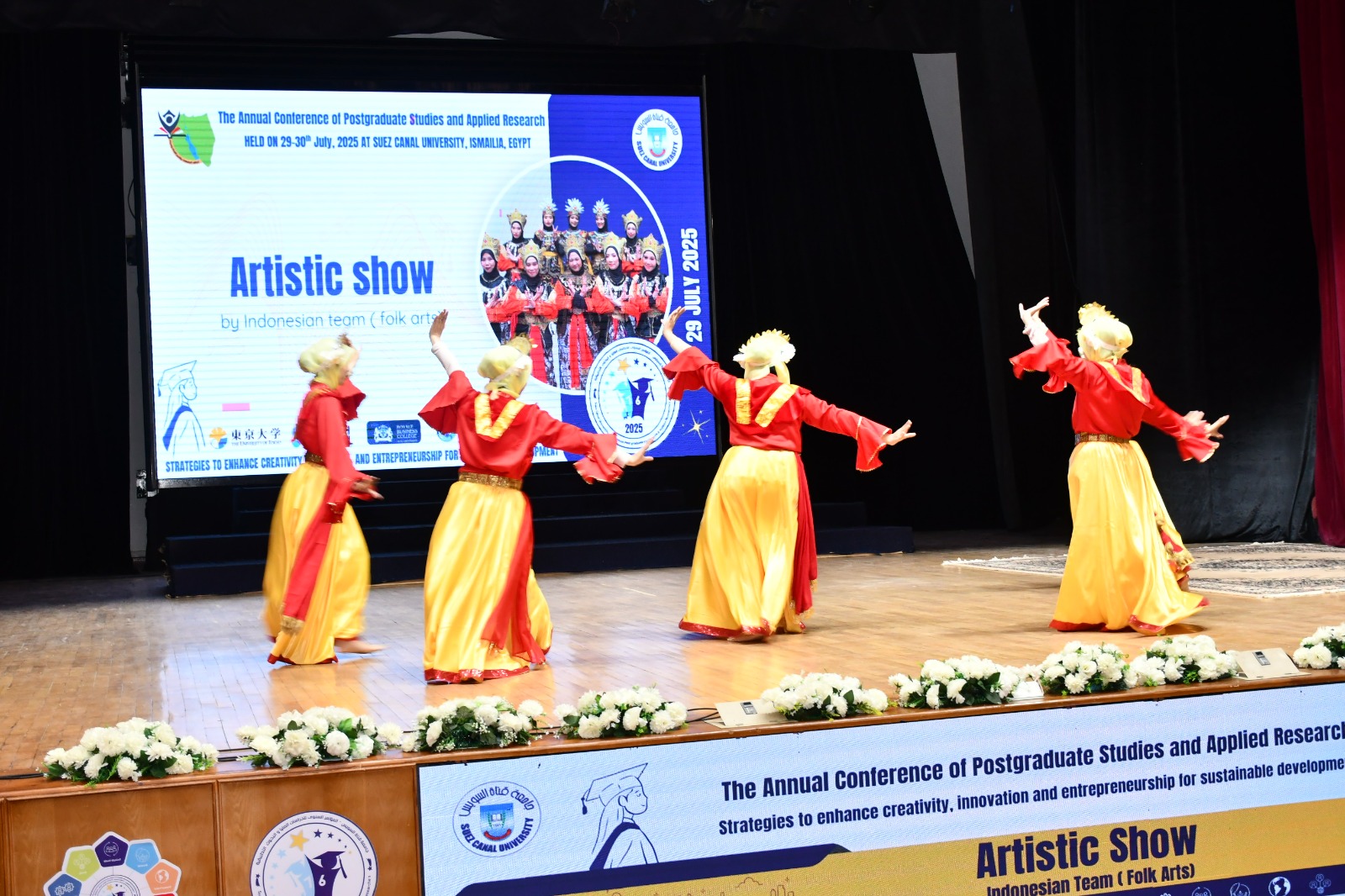 جانب من العروض الثقافية جانب من العروض الثقافية