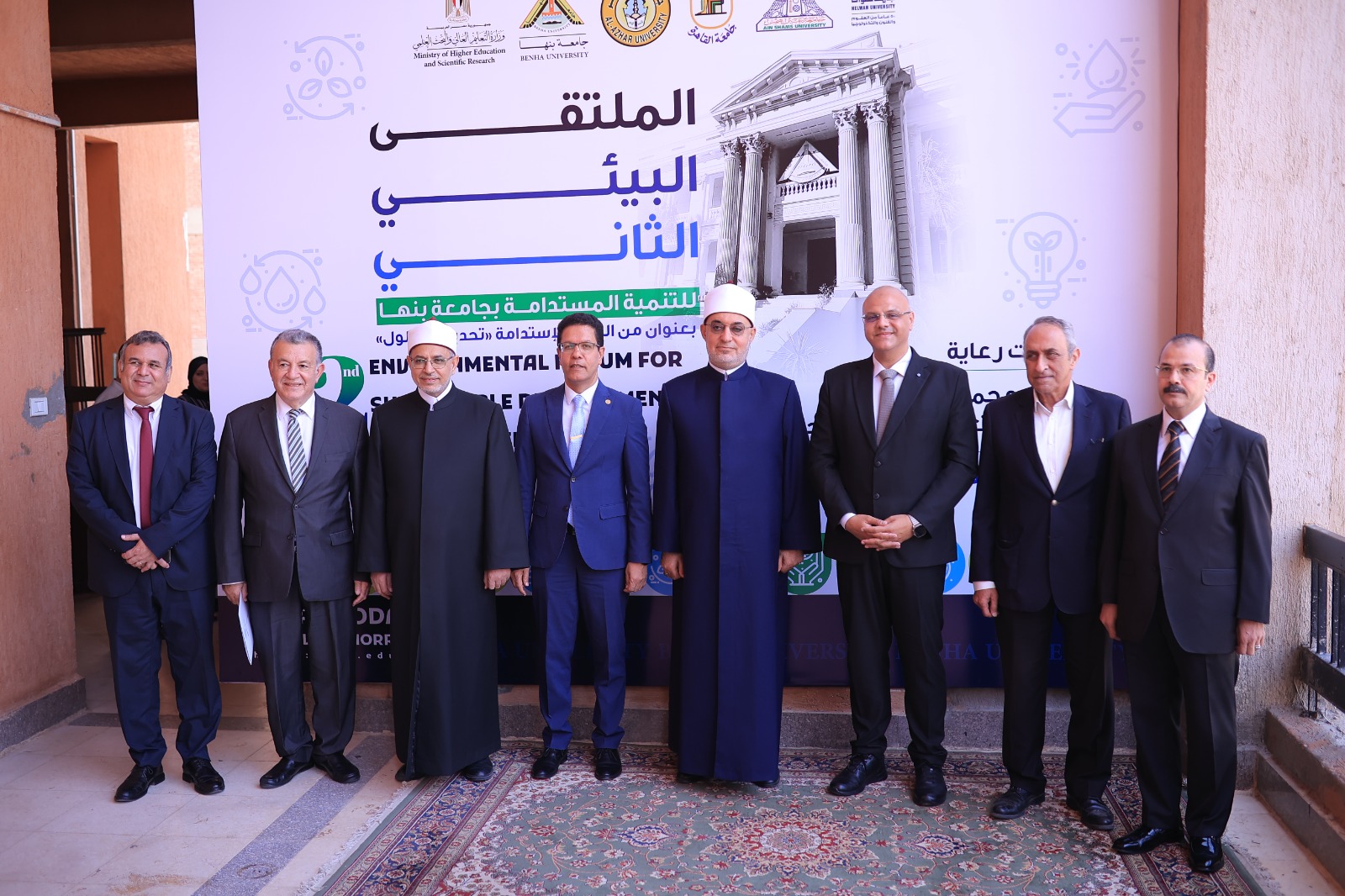 القيادات والحضور خلال افتتاح المؤتمر (2)