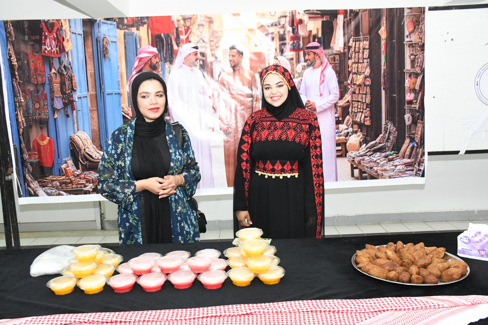 فتيات مشاركات فى المعرض