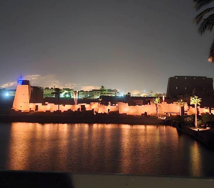 الأضواء على البحيرة المقدسة فى رحلة الصوت والضوء