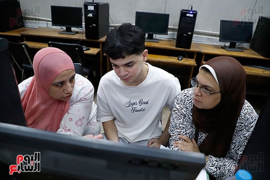 الطلاب يسجلون الرغبات بمعامل تنسيق جامعة القاهرة