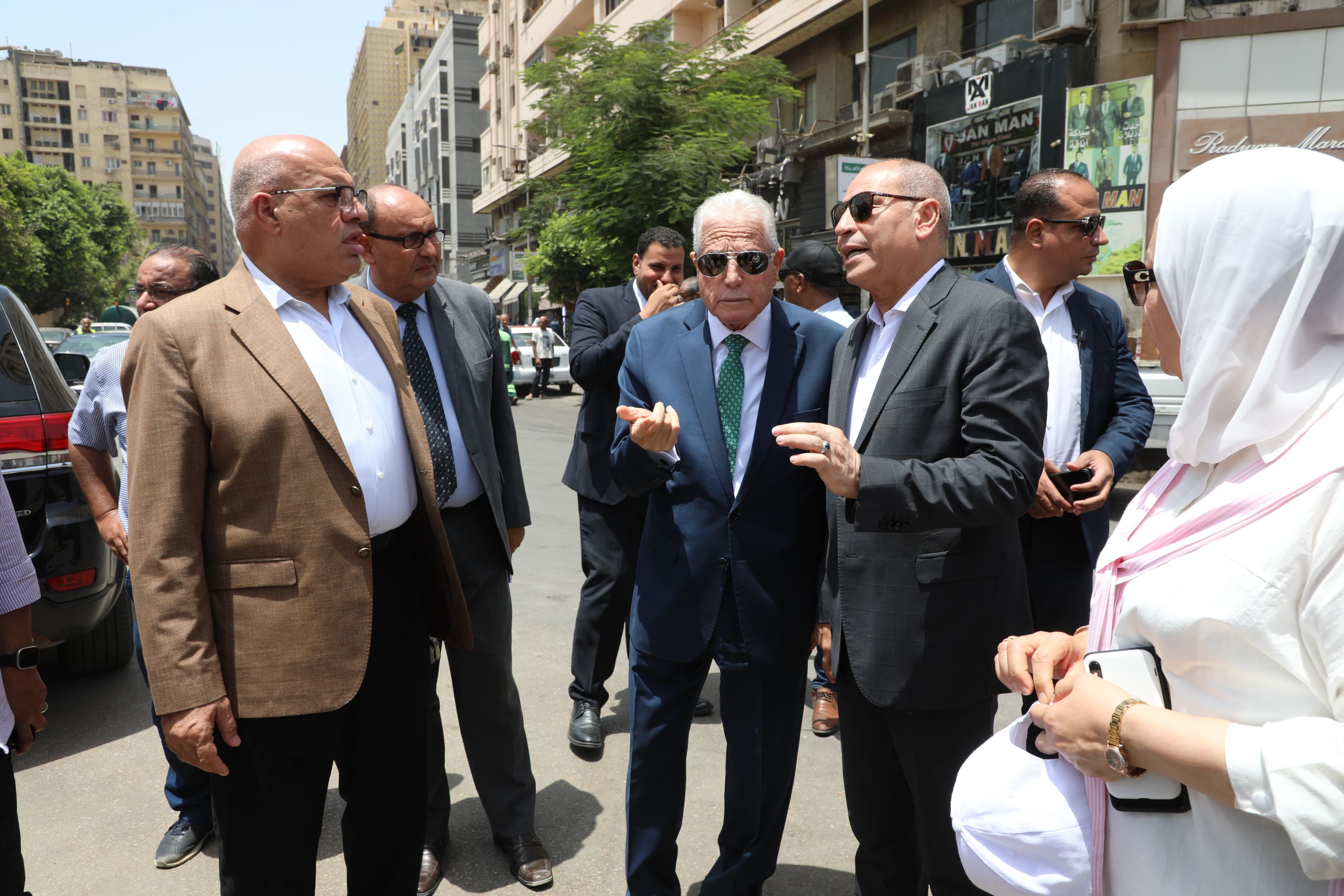 محافظ القاهرة ومستشار رئيس الجمهورية خلال الجولة