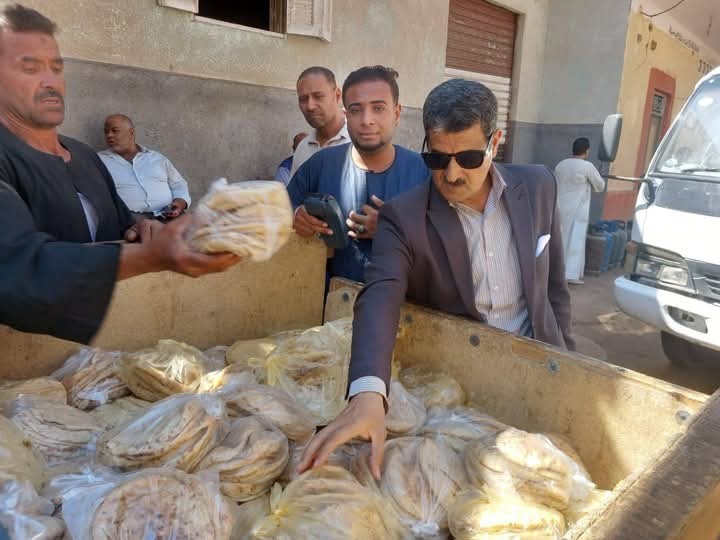 تسليم الخبز فى حضور وكيل وزارة التموين