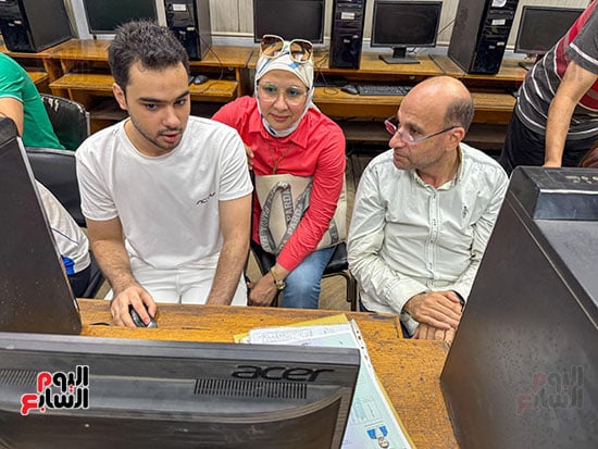الموظفين بمعامل التنسيق يساعدون الطلاب على تسجيل الرغبات