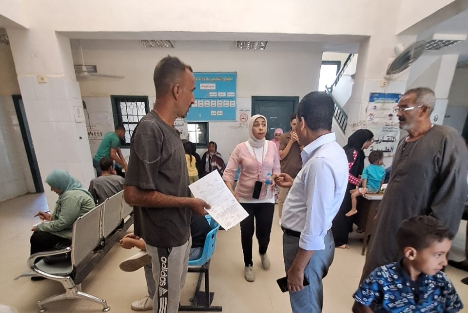 وكيل صحة الأقصر يتابع القافلة الطبية بوحدة نجع غنيم