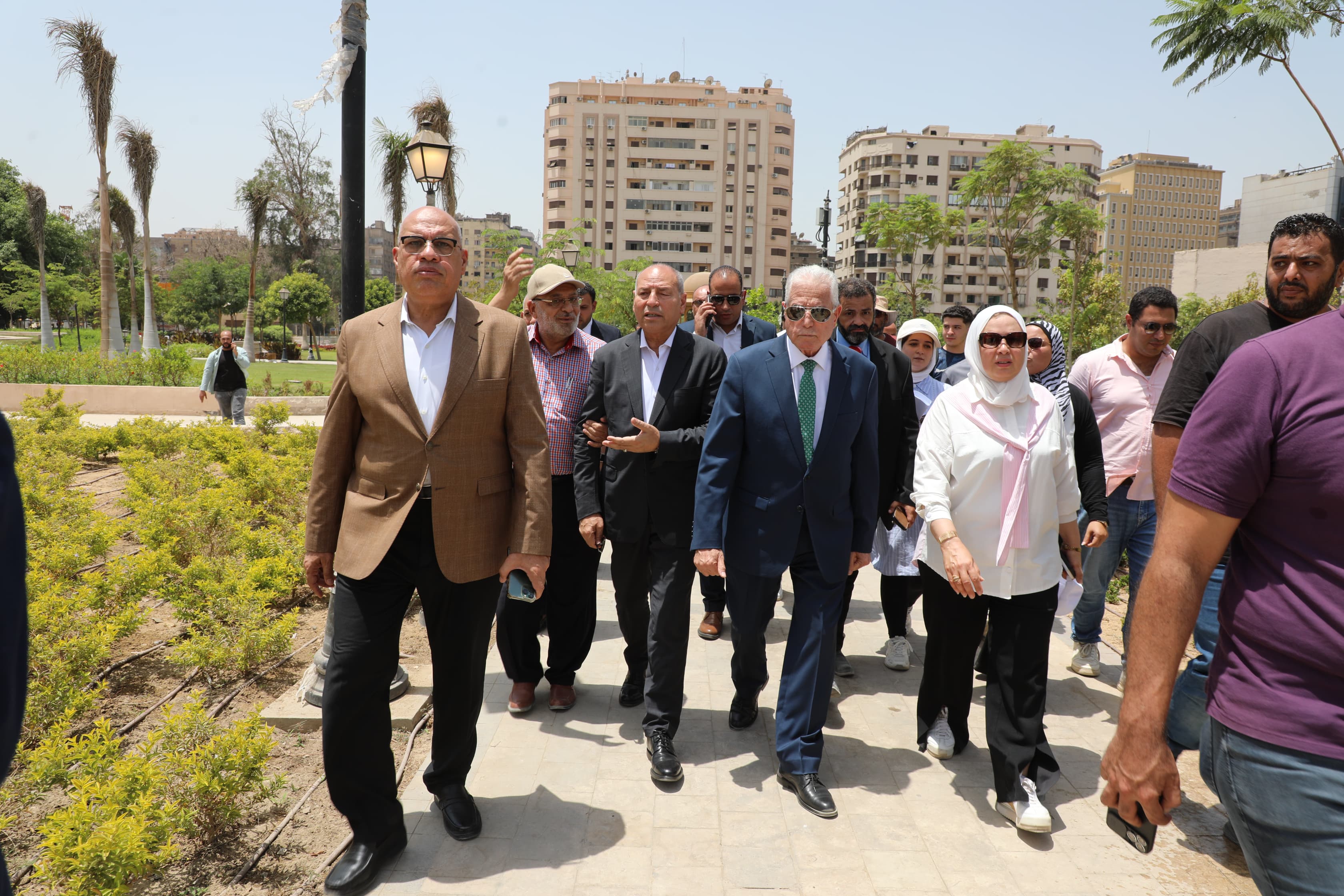محافظ القاهرة ومستشار رئيس الجمهورية يتفقدا حديقة الأزبكية