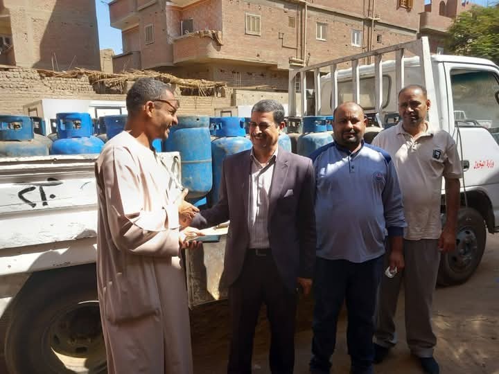وكيل وزارة التموين مع سيارات البوتاجاز