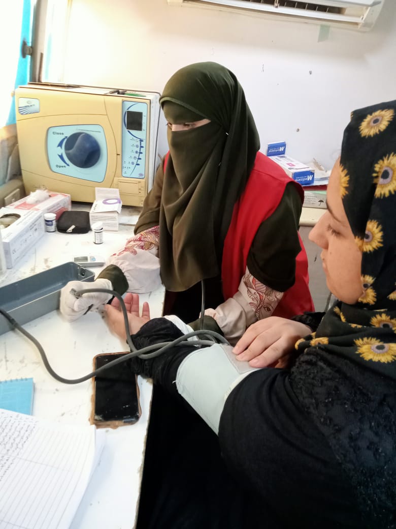 الكشف على الأهالى ضمن قافلة طبية بنجع غنيم