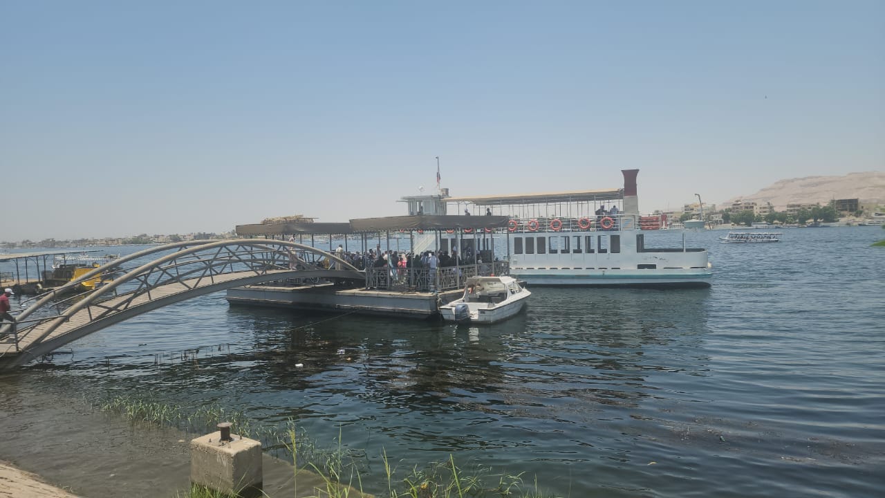 أول حمولة للمعدية الجديدة من البر الشرقى فى الأقصر أول حمولة للمعدية الجديدة من البر الشرقى فى الأقصر