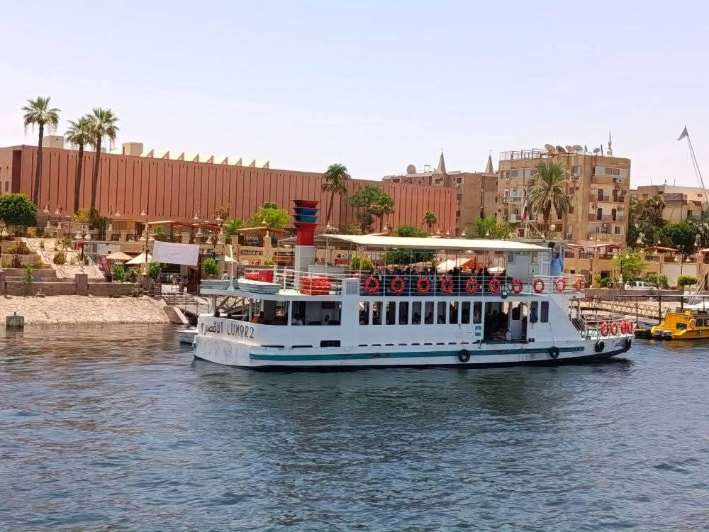 لحظات رسو المعديات الجديدة على ضفة النيل الشرقية لحظات رسو المعديات الجديدة على ضفة النيل الشرقية