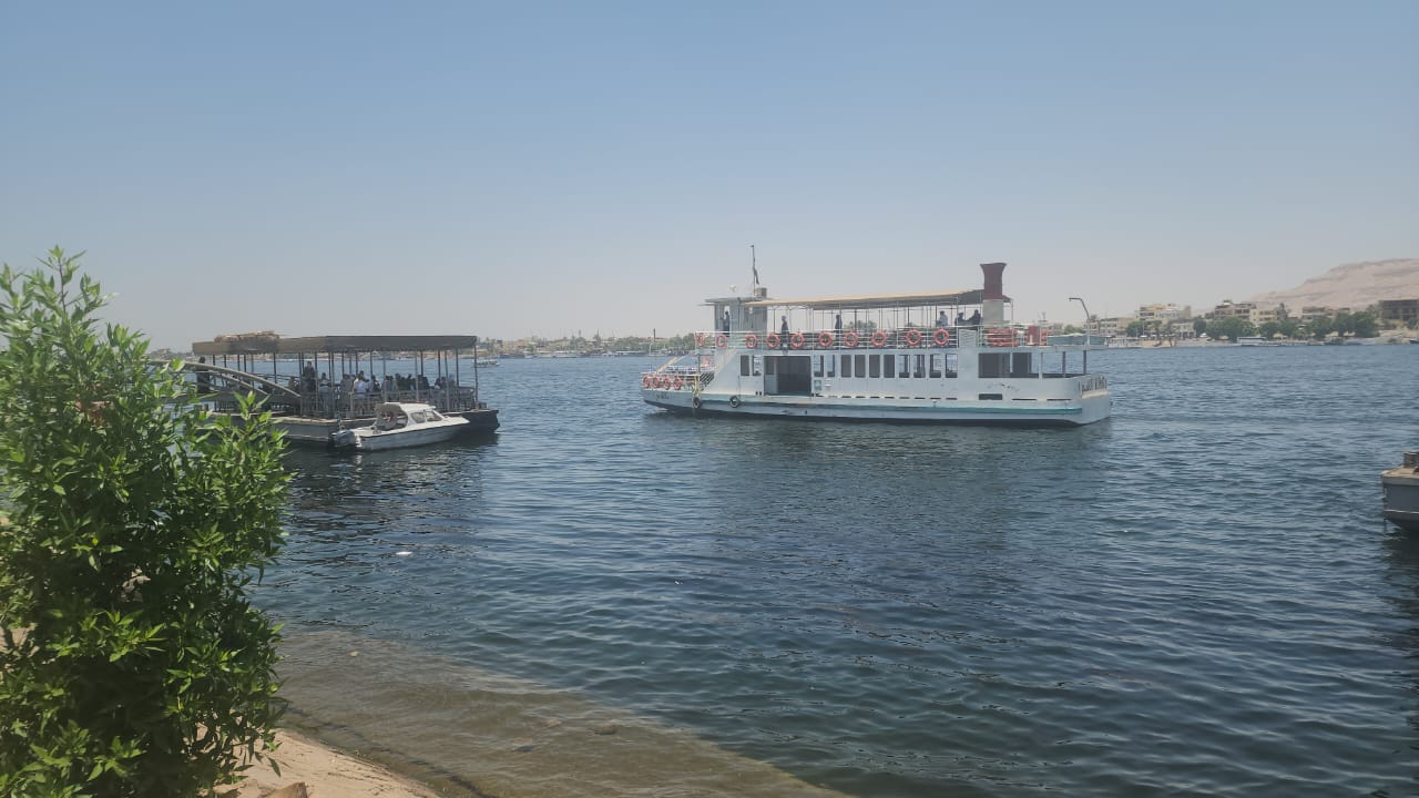 تحرك المعدية لنقل المواطنين من الشرق للغرب تحرك المعدية لنقل المواطنين من الشرق للغرب